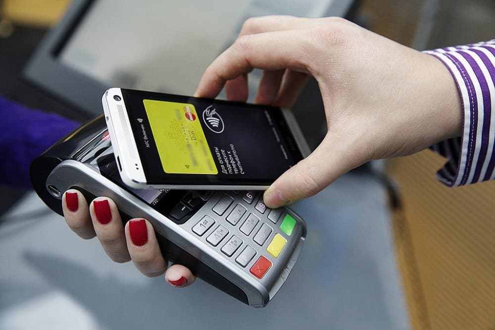Как привязать банковскую карту к телефону и платить через Android Pay?