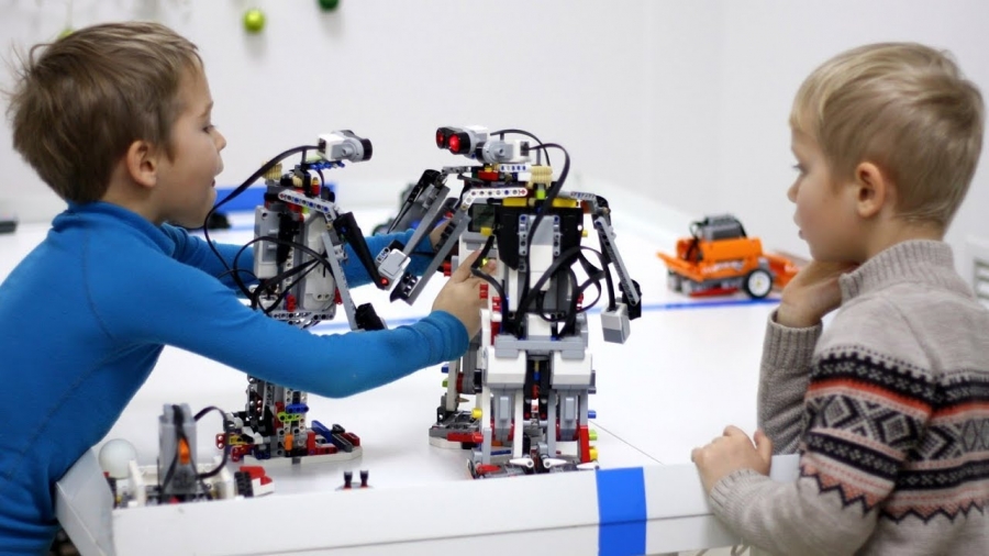Зачем ребенку заниматься робототехникой? Чему детей учит робототехника?