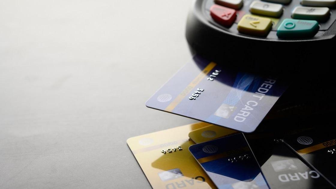 What is the difference between an installment card and a credit card